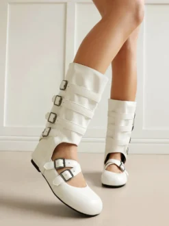 Bottines noires à bout rond pour femme style plates avec boucle et découpes