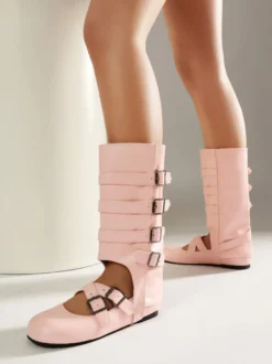 Bottines noires à bout rond pour femme style plates avec boucle et découpes