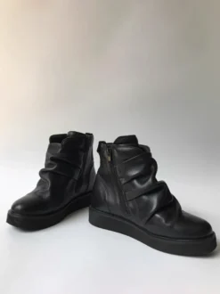 Bottines noires décontractées à bout rond et plateforme froncée