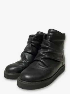 Bottines noires décontractées à bout rond et plateforme froncée