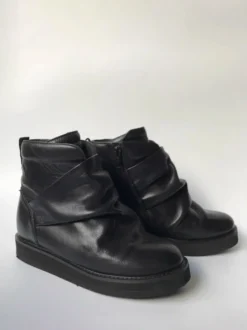 Bottines noires décontractées à bout rond et plateforme froncée