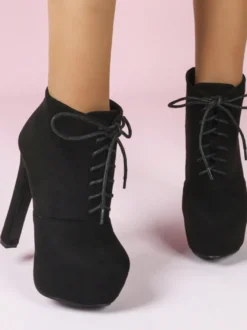 Bottines noires en daim à plateforme bout rond lacets et talon épais