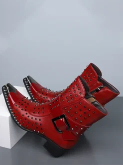 Bottines noires pour homme bout pointu rivets et boucle.