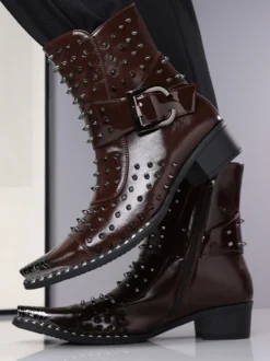 Bottines noires pour homme bout pointu rivets et boucle.