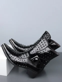 Bottines noires pour homme bout pointu rivets et boucle.
