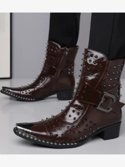 Bottines noires pour homme bout pointu rivets et boucle.