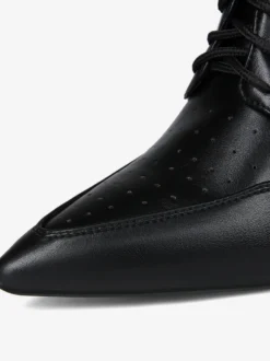 Bottines noires à talons aiguilles et bout pointu à lacets