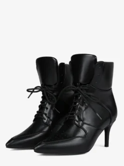 Bottines noires à talons aiguilles et bout pointu à lacets