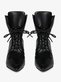 Bottines noires à talons aiguilles et bout pointu à lacets