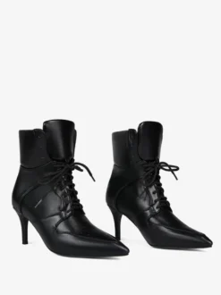 Bottines noires à talons aiguilles et bout pointu à lacets