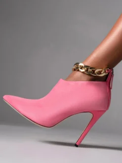 Bottines noires à talons hauts et détails chaîne talons aiguilles
