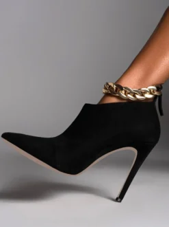 Bottines noires à talons hauts et détails chaîne talons aiguilles