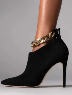Bottines noires à talons hauts et détails chaîne talons aiguilles