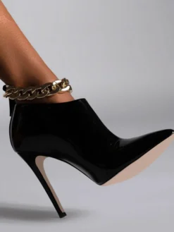 Bottines noires à talons hauts et détails chaîne talons aiguilles