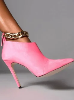 Bottines noires à talons hauts et détails chaîne talons aiguilles
