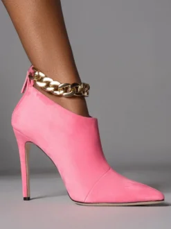 Bottines noires à talons hauts et détails chaîne talons aiguilles