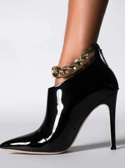 Bottines noires à talons hauts et détails chaîne talons aiguilles