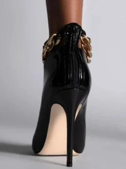 Bottines noires à talons hauts et détails chaîne talons aiguilles