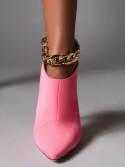 Bottines noires à talons hauts et détails chaîne talons aiguilles