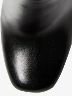 Bottines à plateforme noires et à talons hauts et bout rond