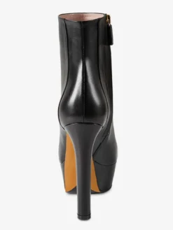 Bottines à plateforme noires et à talons hauts et bout rond