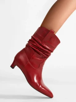 Bottines rouges à talon chaton et bout pointu