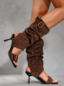 Bottines sandales en daim à bout ouvert et boucle talons hauts