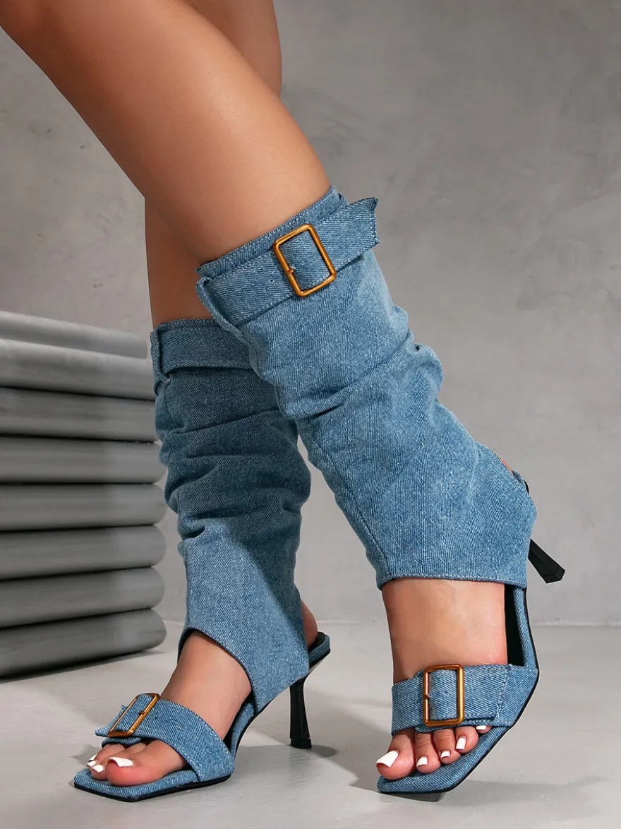 Bottines sandales en daim à bout ouvert et boucle talons hauts