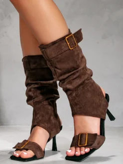 Bottines sandales en daim à bout ouvert et boucle talons hauts
