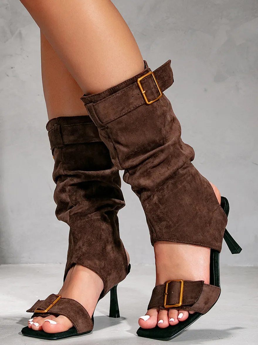 Bottines sandales en daim à bout ouvert et boucle talons hauts