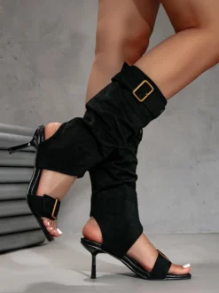 Bottines sandales en daim à bout ouvert et boucle talons hauts
