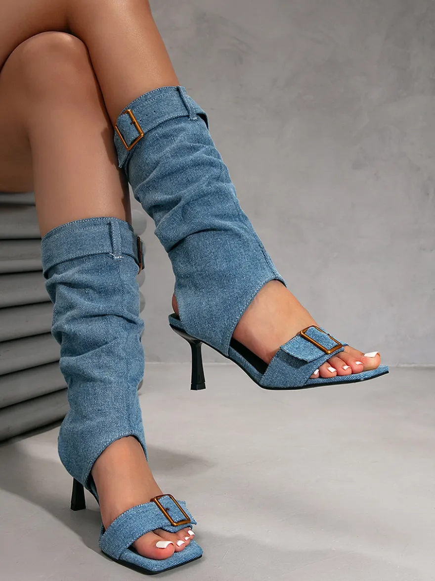 Bottines sandales en daim à bout ouvert et boucle talons hauts