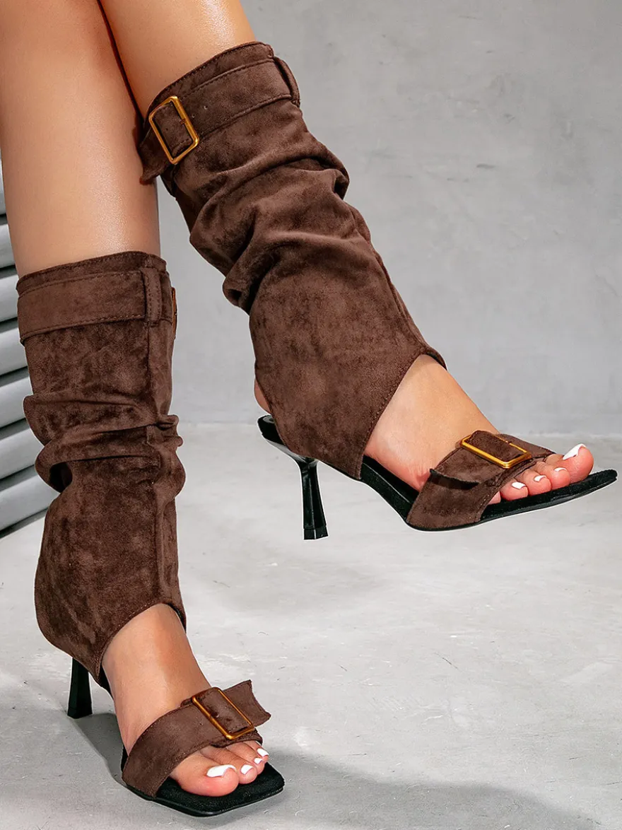 Bottines sandales en daim à bout ouvert et boucle talons hauts