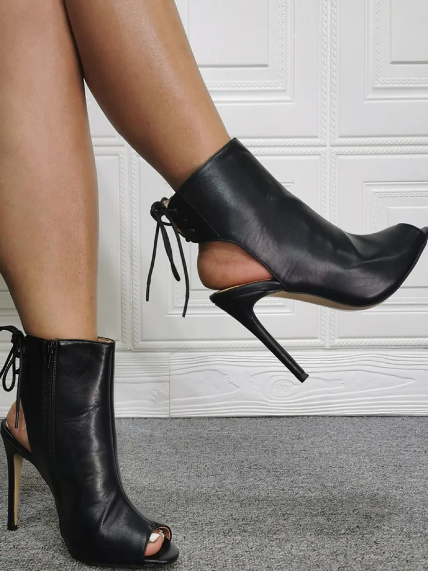 Bottines à talons hauts noires à la cheville et à bout ouvert