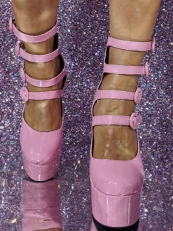 Bottines à talons hauts roses avec boucle et plateforme découpées à talons blocs