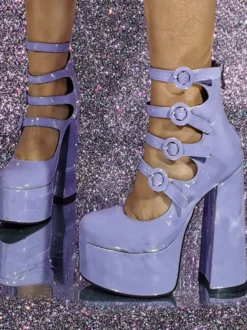 Bottines à talons hauts roses avec boucle et plateforme découpées à talons blocs