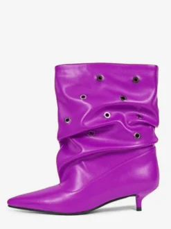 Bottines violettes à petit talon pointu et découpes métalliques