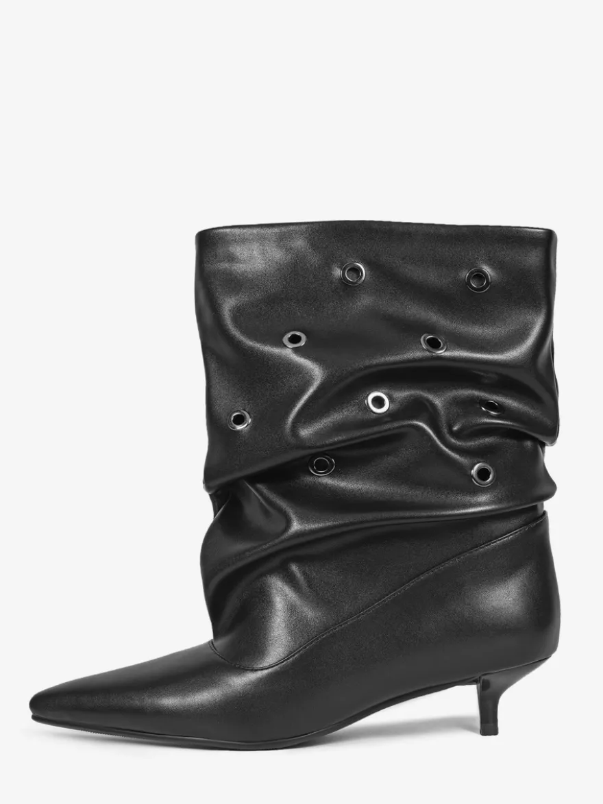Bottines violettes à petit talon pointu et découpes métalliques