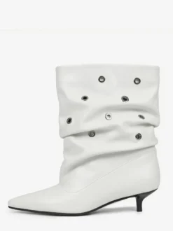 Bottines violettes à petit talon pointu et découpes métalliques