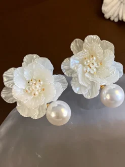 Boucles d'oreilles de mariée en métal et diamants pour bijoux de mariage