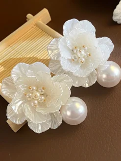 Boucles d'oreilles de mariée en métal et diamants pour bijoux de mariage
