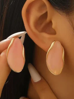 Boucles d'oreilles puces irrégulières en résine de pierre organique et monture dorée