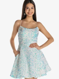 Charmante avec robe de soirée courte col bijou pailleté