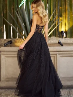 Charmante avec robe de soirée longue au sol et décolleté en cœur en dentelle