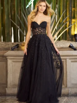 Charmante avec robe de soirée longue au sol et décolleté en cœur en dentelle