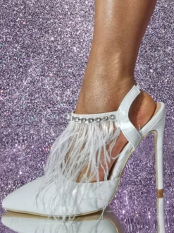 Chaussures de bal blanches à talons hauts avec plumes