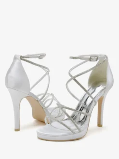 Chaussures de mariage blanches en satin à bout ouvert et à lanières avec strass
