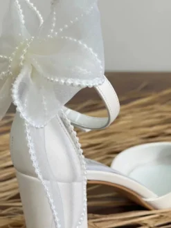 Chaussures de mariage blanches à bout pointu nœud perles talon épais