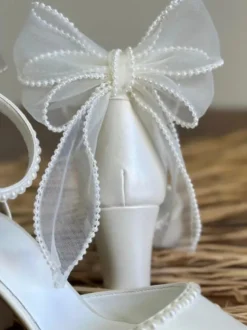Chaussures de mariage blanches à bout pointu nœud perles talon épais