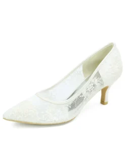 Chaussures de mariage dentelle ivoire bout pointu chaton talon glisser sur les talons de mariée